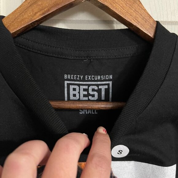 Breezy Excursion Mens NWOT Black Sexy Woman Graphic Short Sleeve Shirt Small - Picture 2 of 5